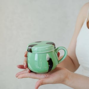 Taza de té de celadón hecha a mano con tapa y colador – Taza de cerámica Longquan para una vida tranquila – Regalo zen para amantes del té – Taza consciente de 190 ml