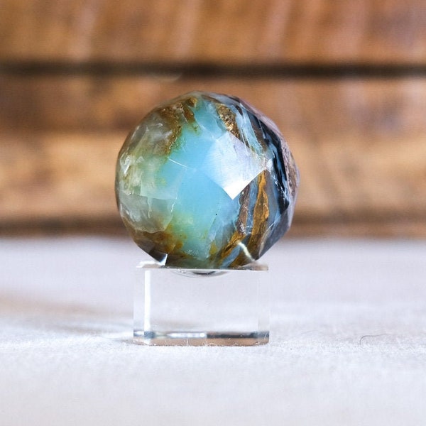Esfera de ópalo azul andino facetado / ópalo azul peruano / ópalo dendrítico