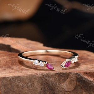 Anel de casamento com rubi em lapidação marquise e aliança vintage em ouro rosa com moissanita.