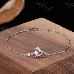 Pulsera de plata de ley con flor de ópalo y cadena de piedras preciosas delicadas.