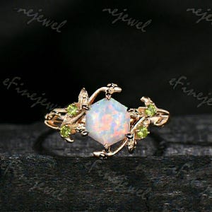 Squisito anello esagonale con opale bianco, fascia in oro massiccio 14 carati con motivo a foglie e viticci ispirato alla natura, con accenti di smeraldo verde, regalo unico per chi è nato a ottobre.