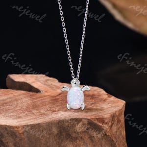 Collier tortue unique 1,5 carats opale blanche coupe ovale pendentif inspiré des animaux en or blanc solitaire collier de mariage cadeaux d&#39;anniversaire pour les femmes