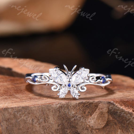 Anello di fidanzamento fatto a mano con moissanite a forma di