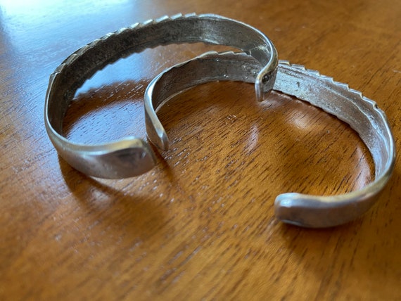 Pair of Vintage Zuni Crushed Turquoise Inlay Cuff… - image 2