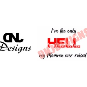 Könnte beinhalten: Weißer Hintergrund mit zwei Textdesigns. Das erste Design lautet "CN Designs" in schwarzer Schrift. Das zweite Design lautet "I'm the only HELL my Momma ever raised!" in Rot und Schwarz.