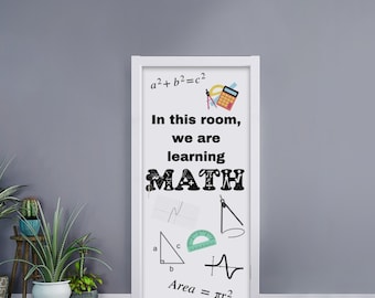 Może przedstawiać: Biała naklejka na drzwi z napisem In this room, we are learning MATH, twierdzeniem Pitagorasa, wzorem na pole koła, kalkulatorem, kątomierzem, cyrklem, trójkątem prostokątnym oraz różnymi wykresami matematycznymi.