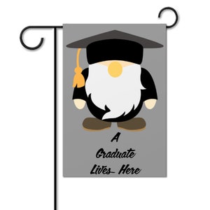 Vlag Graduate Gnome Garden, 12 x 18 inch, vlag Graduate Lives Here