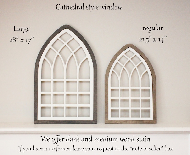 Pu&ograve; includere: Due pezzi di arredamento da parete in legno in stile finestra di cattedrale. Il pezzo pi&ugrave; grande misura 71 cm per 43 cm. Il pezzo pi&ugrave; piccolo misura 54 cm per 36 cm. Entrambi i pezzi hanno una cornice dipinta di bianco con una macchia di legno marrone scuro attorno ai bordi.