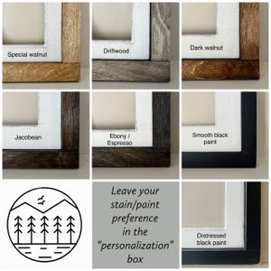 Pu&ograve; includere: Primo piano di diverse opzioni di tinta e vernice per un cartello in legno. Le opzioni includono noce speciale, legno di deriva, noce scuro, jacobean, ebano/espresso, vernice nera liscia e vernice nera invecchiata. Lascia la tua preferenza di tinta/vernice nella casella "personalizzazione".