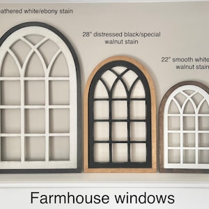 Pu&ograve; includere: Tre decorazioni murali a forma di finestra ad arco in stile farmhouse di diverse dimensioni. La pi&ugrave; grande misura 91 cm ed &egrave; di colore bianco invecchiato con una macchia di ebano. La finestra centrale misura 71 cm ed &egrave; di colore nero invecchiato con una macchia di noce speciale. La finestra pi&ugrave; piccola misura 56 cm ed &egrave; di colore bianco liscio con una macchia di noce scuro.