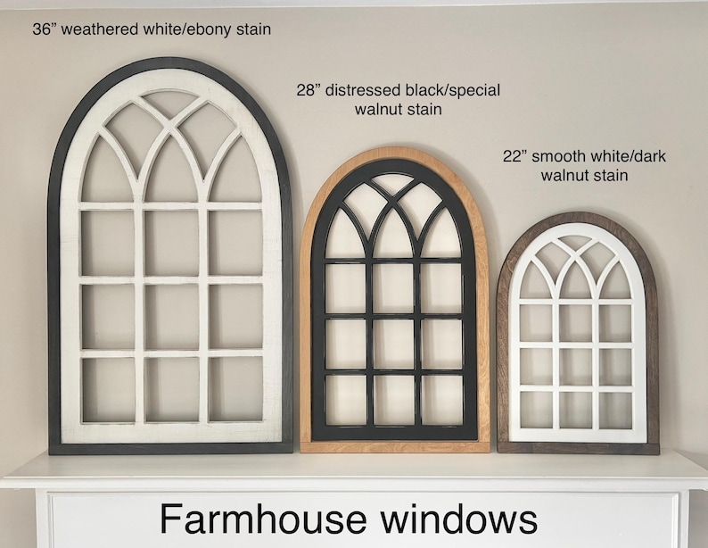 Pu&ograve; includere: Tre decorazioni murali a forma di finestra ad arco in stile farmhouse di diverse dimensioni. La pi&ugrave; grande misura 91 cm ed &egrave; di colore bianco invecchiato con una macchia di ebano. La finestra centrale misura 71 cm ed &egrave; di colore nero invecchiato con una macchia di noce speciale. La finestra pi&ugrave; piccola misura 56 cm ed &egrave; di colore bianco liscio con una macchia di noce scuro.