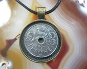 Dove Pigeon Bird Flower Norway 1 Krone 1997 Norge Hole Antique Silver Tone 25mm Bezel Coin Pendant Jewelry Necklace Chain