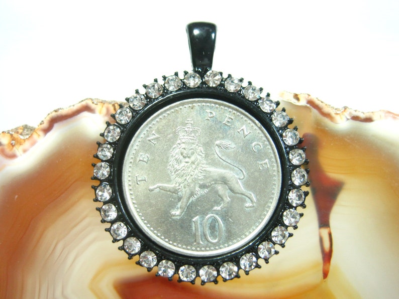 10 Pence United Kingdom UK GB Rhinestone Brilliant Crystal 25mm Coin Pendant Jewelry Necklace English Lion Crest Crown Graet Britain