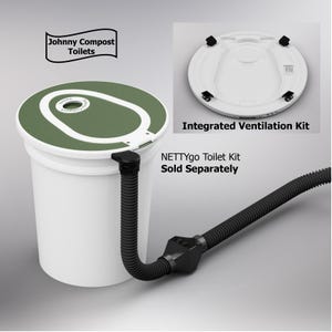 Puede incluir: Un inodoro de compostaje blanco con una tapa verde y blanca, conectado a una manguera de ventilación negra. La tapa tiene forma de asiento de inodoro. El texto "Johnny Compost Toilets" está en la esquina superior izquierda. El texto "NETTYgo Toilet Kit Sold Separately" está debajo.
