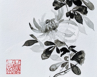 Op de afbeelding: Inktwassing van twee chrysantenbloemen en bladeren in grijstinten en zwart. Een rode vierkante stempel staat in de linkerbenedenhoek. Het kunstwerk staat op wit papier.