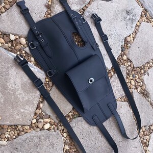 Puede incluir: Bolsa de dep&oacute;sito de moto de cuero negro con correas ajustables y un peque&ntilde;o bolsillo con cremallera.