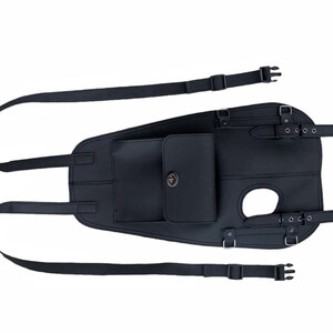 Puede incluir: Bolsa de dep&oacute;sito de moto de cuero negro con un bolsillo peque&ntilde;o y correas ajustables.