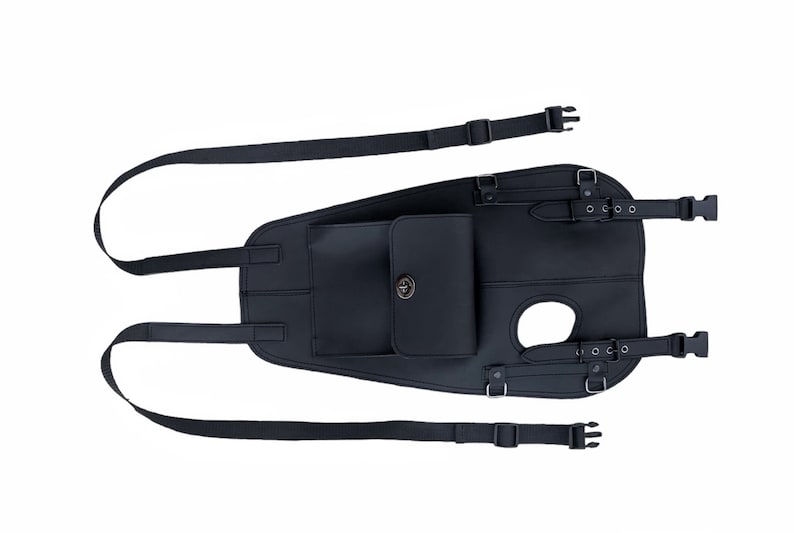 Puede incluir: Bolsa de dep&oacute;sito de moto de cuero negro con un bolsillo peque&ntilde;o y correas ajustables.
