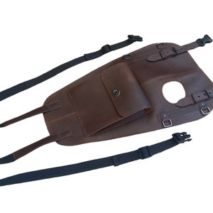 Puede incluir: Bolsa de dep&oacute;sito de motocicleta de cuero marr&oacute;n con un bolsillo frontal grande y dos correas ajustables con hebillas.
