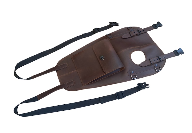 Puede incluir: Bolsa de dep&oacute;sito de motocicleta de cuero marr&oacute;n con un bolsillo frontal grande y dos correas ajustables con hebillas.