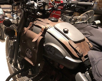 Tapa de depósito de combustible URAL en cuero color canela con orificio para caja de herramientas y 2 bolsas laterales desmontables