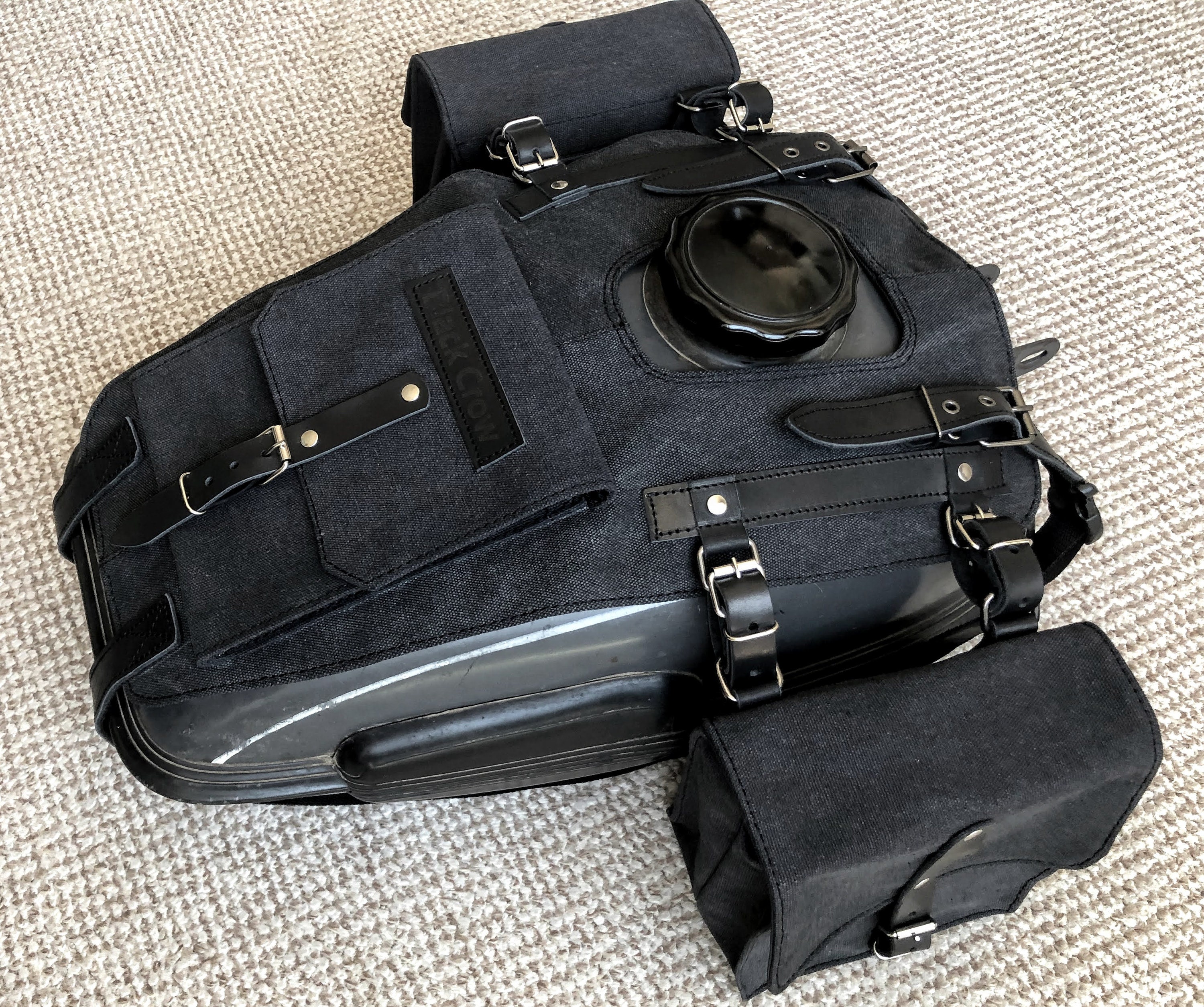 SHMTOOL Babero Negro Para Tanque De Combustible De Motocicleta Con Bolsa Para Harley Softail Fat Boy Heritage Springer Classic Efi Flstsci Fxst