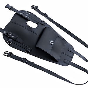 Puede incluir: Bolsa de dep&oacute;sito de motocicleta de cuero negro con un bolsillo con cremallera y correas ajustables.