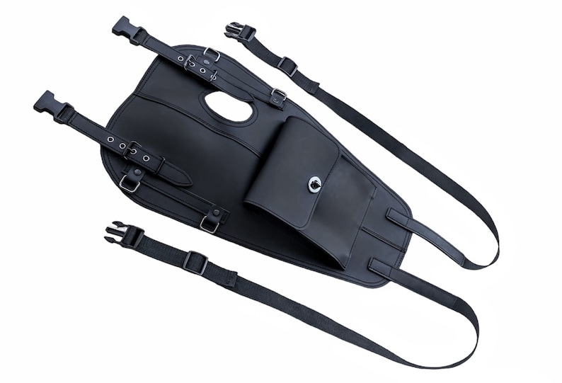 Puede incluir: Bolsa de dep&oacute;sito de motocicleta de cuero negro con un bolsillo con cremallera y correas ajustables.