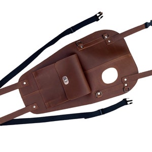 Puede incluir: Bolsa de dep&oacute;sito de motocicleta de cuero marr&oacute;n con un peque&ntilde;o bolsillo con cremallera y correas ajustables.