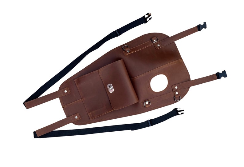 Puede incluir: Bolsa de dep&oacute;sito de motocicleta de cuero marr&oacute;n con un peque&ntilde;o bolsillo con cremallera y correas ajustables.