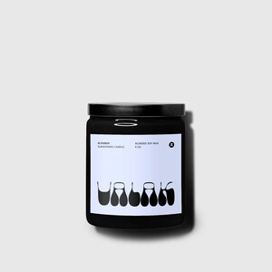 Pode incluir: Frasco de vela preto com texto branco que diz "altarboy summoning candle 8 oz blended soy wax". O frasco de vela tem um rótulo preto com um gráfico branco de cinco figuras estilizadas.