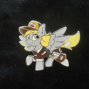 Op de afbeelding: Een grijs en geel cartoon-pony met een bruine hoed met een rood en geel logo. Het pony heeft vleugels en draagt een bruine tas met witte enveloppen.