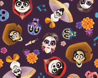 Op de afbeelding: Paarse stof met een herhalend patroon van personages uit de film Coco. De personages zijn Miguel, Hector en Mama Imelda. Het patroon bevat ook suiker schedels, bloemen en muzieknoten.
