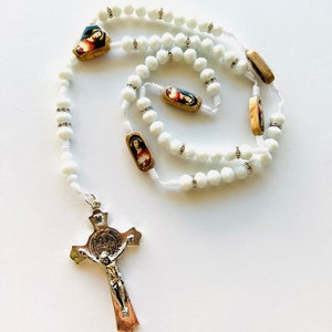 Rosario de Sagrado Corazón de Jesús en cristal Blanco Perla y crucifico San Benito