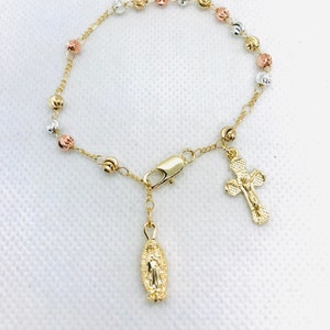 Pulsera Virgen de Guadalupe oro laminado três tons hecha a mano