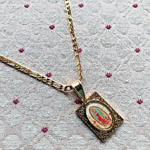 Collier de chaîne en or plaqué Virgen de Guadalupe