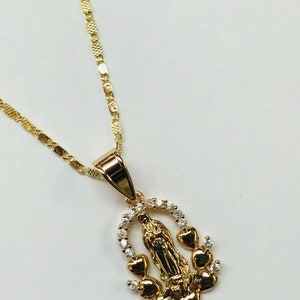 Collar Virgen de Guadalupe con Cristales y Cadena Bañada en Oro