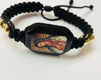 Virgen de Guadalupe brazalete hecha a mano con bolas de oro laminado en color negro