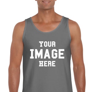 Peut inclure: Un d&eacute;bardeur gris fonc&eacute; sans manches avec le texte blanc YOUR IMAGE HERE imprim&eacute; en lettres capitales grasses au centre de la poitrine. Le v&ecirc;tement pr&eacute;sente une encolure ronde et de larges bretelles, offrant un design simple et &eacute;pur&eacute;.