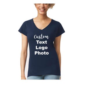Op de afbeelding: Een donker marineblauw T-shirt met korte mouwen en een V-hals. Op de voorkant staat witte bedrukte tekst met de woorden Custom Text Logo Photo, gerangschikt in vier regels met een cursief lettertype voor het eerste woord.