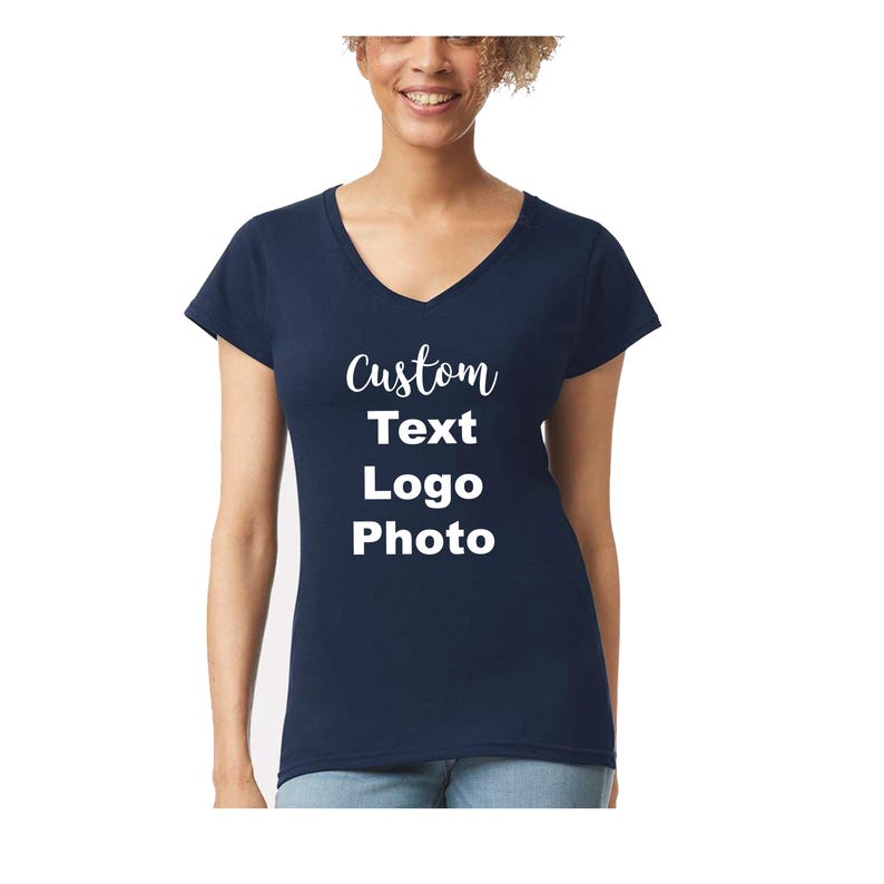 Op de afbeelding: Een donker marineblauw T-shirt met korte mouwen en een V-hals. Op de voorkant staat witte bedrukte tekst met de woorden Custom Text Logo Photo, gerangschikt in vier regels met een cursief lettertype voor het eerste woord.
