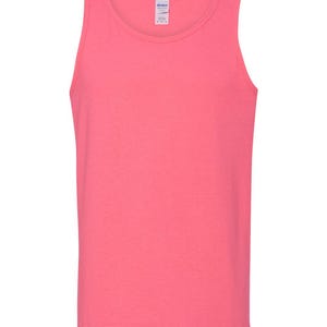 Peut inclure: Un d&eacute;bardeur sans manches rose n&eacute;on uni avec une encolure ronde et de larges bretelles. Le v&ecirc;tement pr&eacute;sente une &eacute;tiquette de marque Gildan blanche imprim&eacute;e &agrave; l'int&eacute;rieur au niveau du col, visible &agrave; travers le tissu au centre de l'encolure.