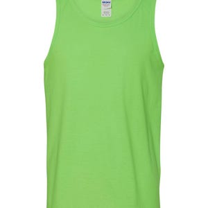Peut inclure: Un d&eacute;bardeur sans manches vert citron vif avec une encolure ronde. Le v&ecirc;tement pr&eacute;sente une &eacute;tiquette de marque Gildan blanche au niveau de l'encolure int&eacute;rieure. Le design est simple et uni, avec une coupe standard et des bords ourl&eacute;s.