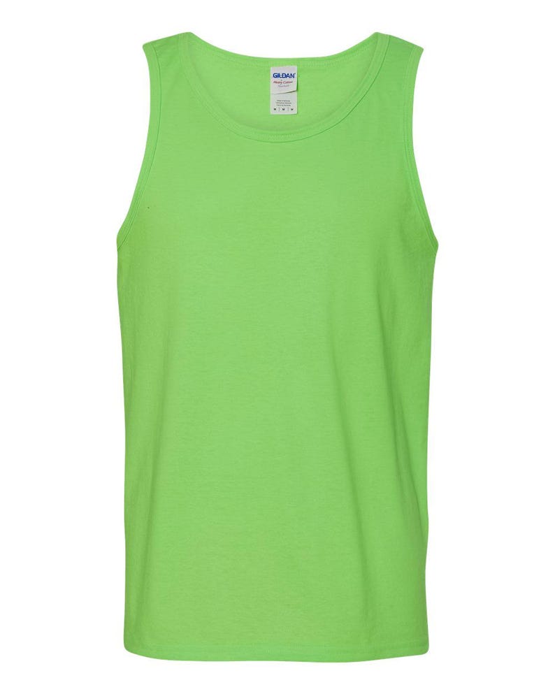 Peut inclure: Un d&eacute;bardeur sans manches vert citron vif avec une encolure ronde. Le v&ecirc;tement pr&eacute;sente une &eacute;tiquette de marque Gildan blanche au niveau de l'encolure int&eacute;rieure. Le design est simple et uni, avec une coupe standard et des bords ourl&eacute;s.