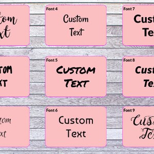 Op de afbeelding: Een raster van negen roze rechthoekige labels, elk met de woorden Custom Text in een uniek lettertype. De labels zijn genummerd van Font 1 tot Font 9 en tonen verschillende letterstijlen, vari&euml;rend van cursief tot vetgedrukte schreefloze lettertypes.
