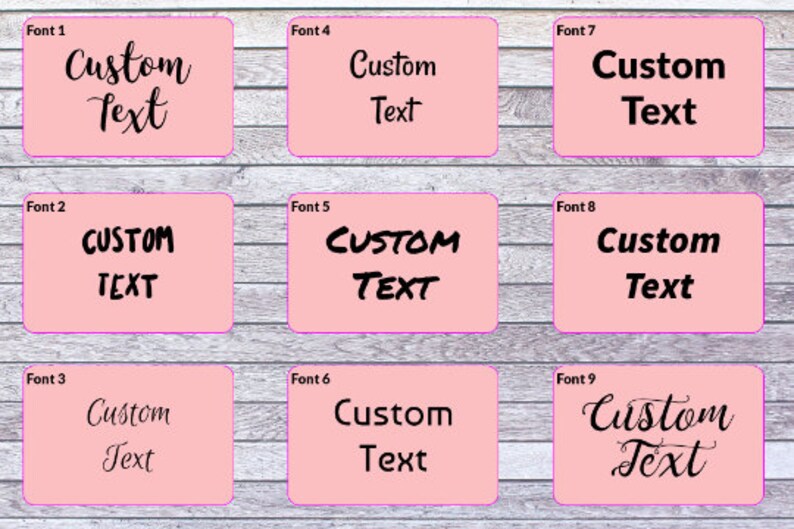 Op de afbeelding: Een raster van negen roze rechthoekige labels, elk met de woorden Custom Text in een uniek lettertype. De labels zijn genummerd van Font 1 tot Font 9 en tonen verschillende letterstijlen, vari&euml;rend van cursief tot vetgedrukte schreefloze lettertypes.