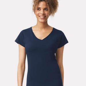 Op de afbeelding: Een effen marineblauw T-shirt met korte mouwen en een V-hals. Het kledingstuk heeft een eenvoudig, aansluitend silhouet, korte mouwen en een strakke zoom, wat zorgt voor een veelzijdig basisstuk voor in elke kledingkast.