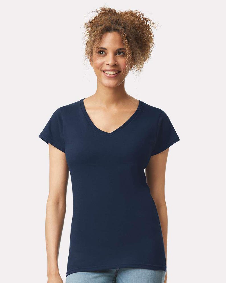 Op de afbeelding: Een effen marineblauw T-shirt met korte mouwen en een V-hals. Het kledingstuk heeft een eenvoudig, aansluitend silhouet, korte mouwen en een strakke zoom, wat zorgt voor een veelzijdig basisstuk voor in elke kledingkast.