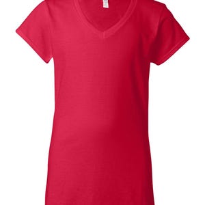 Op de afbeelding: Een effen rood T-shirt met korte mouwen en een V-hals. Het kledingstuk is gemaakt van een eenvoudige stof en bevat een wit merklabel aan de binnenkant van de achterkant van de halslijn. Het ontwerp is sober en bevat geen patronen.