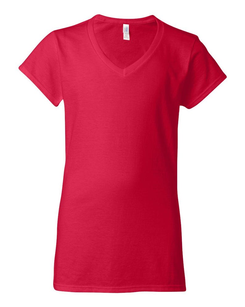 Op de afbeelding: Een effen rood T-shirt met korte mouwen en een V-hals. Het kledingstuk is gemaakt van een eenvoudige stof en bevat een wit merklabel aan de binnenkant van de achterkant van de halslijn. Het ontwerp is sober en bevat geen patronen.